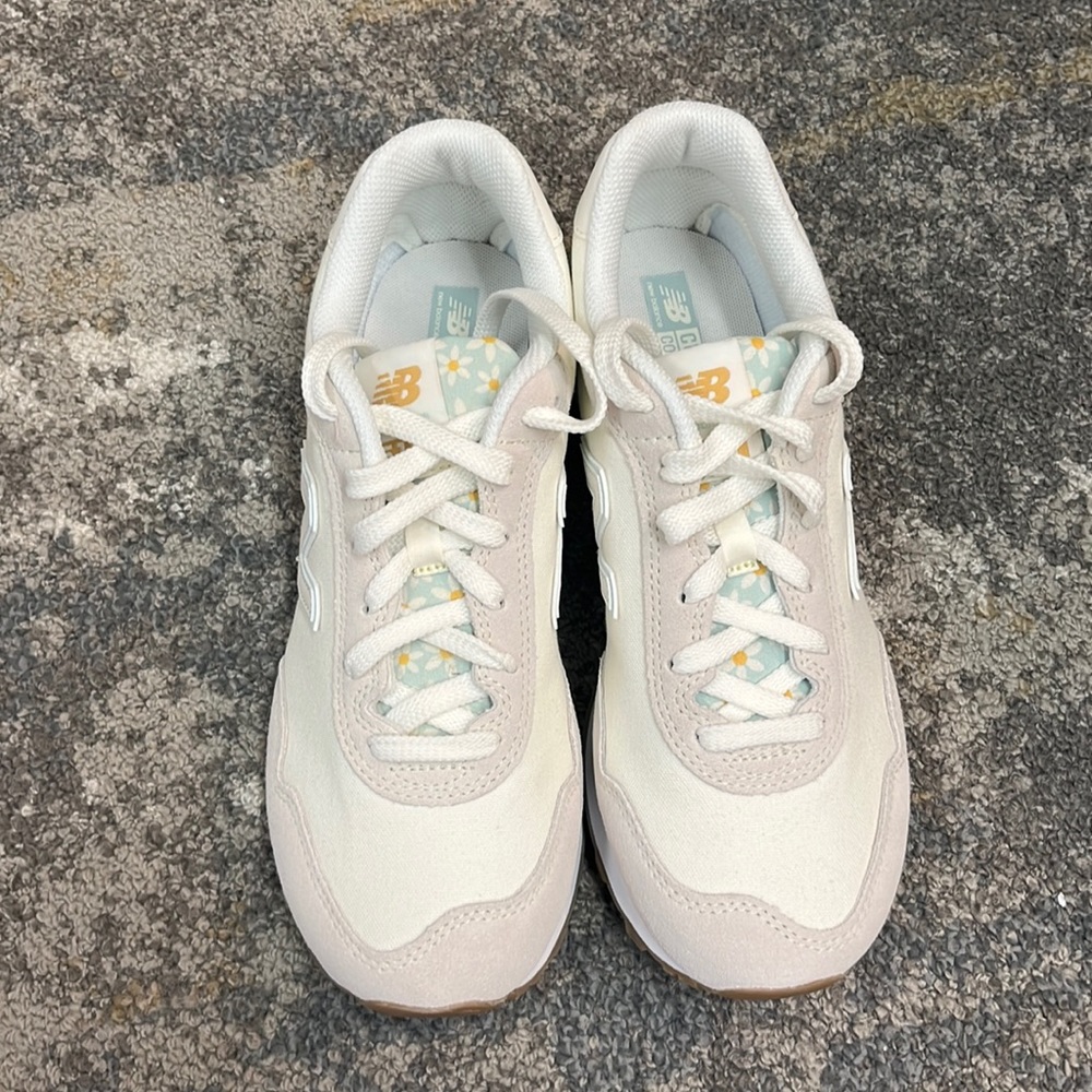 New balance tennis shoes